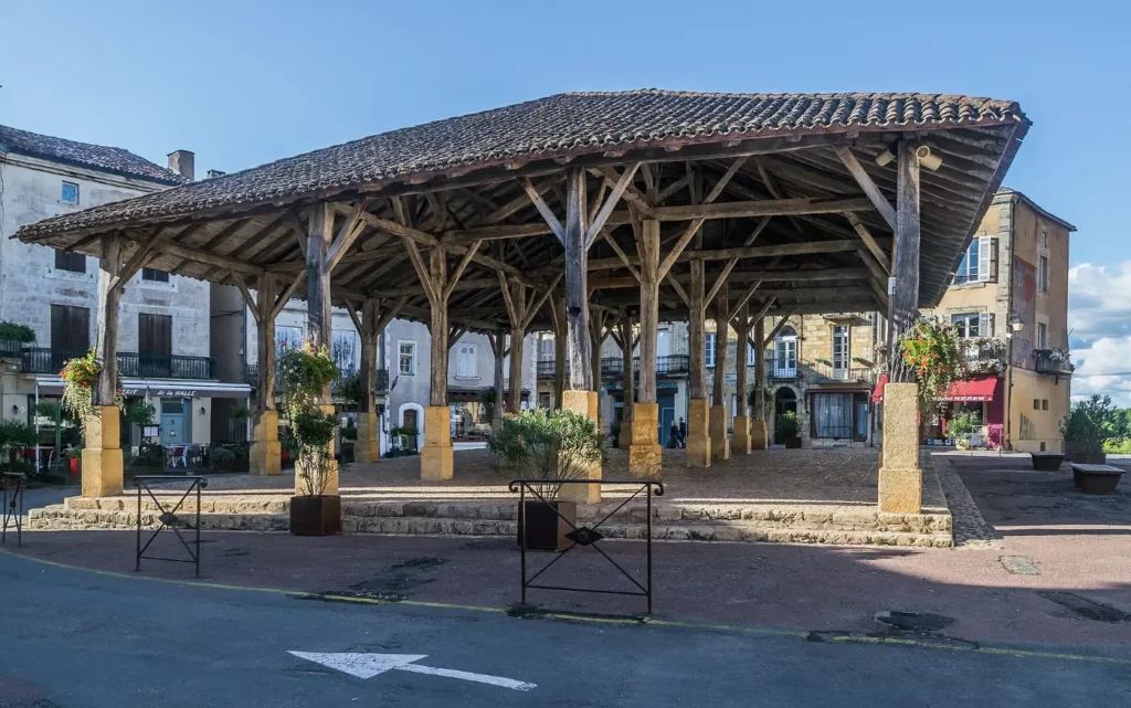 Halle médiévale sur la place de Belvès, Dordogne