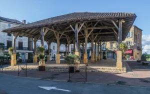 Halle médiévale sur la place de Belvès, Dordogne