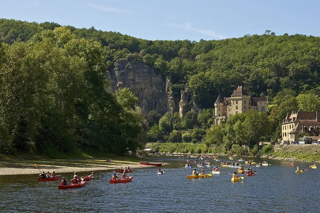 Canoës sur la rivière Dordogne devant La Roque-Gageac