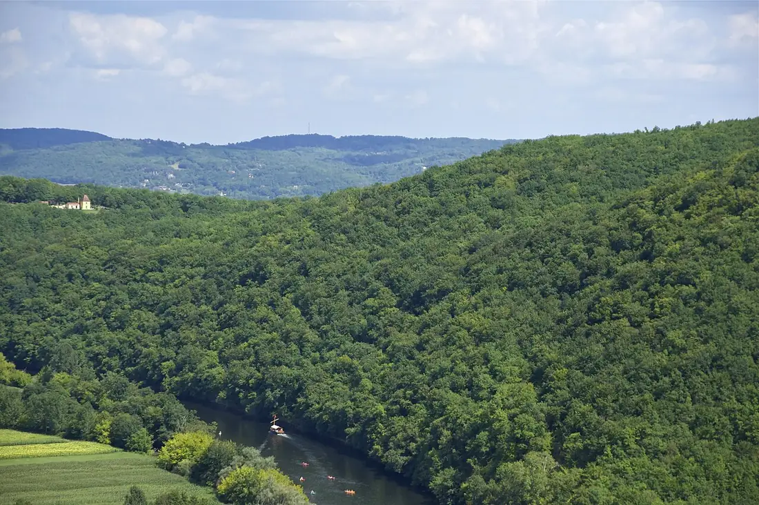 Gabare traditionnelle naviguant sur la Dordogne près de Castelnaud