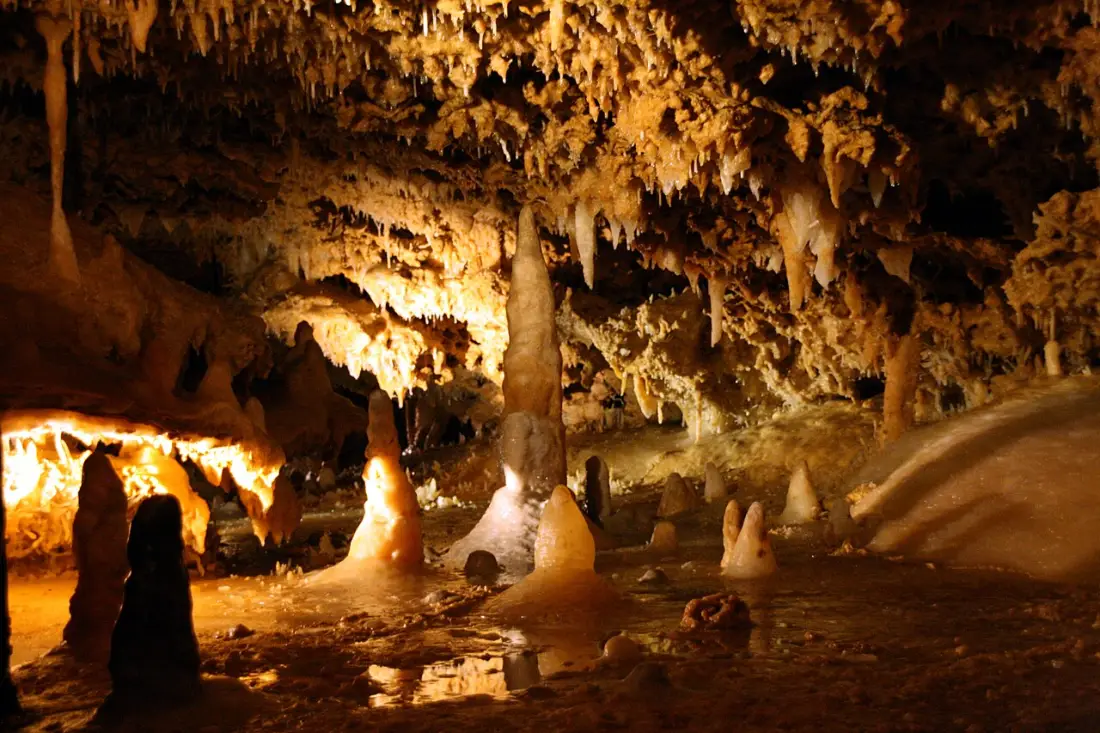 Concrétions de la grotte du Grand Roc aux Eyzies-de-Tayac, Dordogne