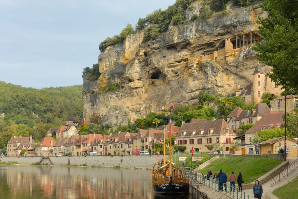 Village de La Roque-Gageac au bord de la rivière Dordogne, Périgord noir