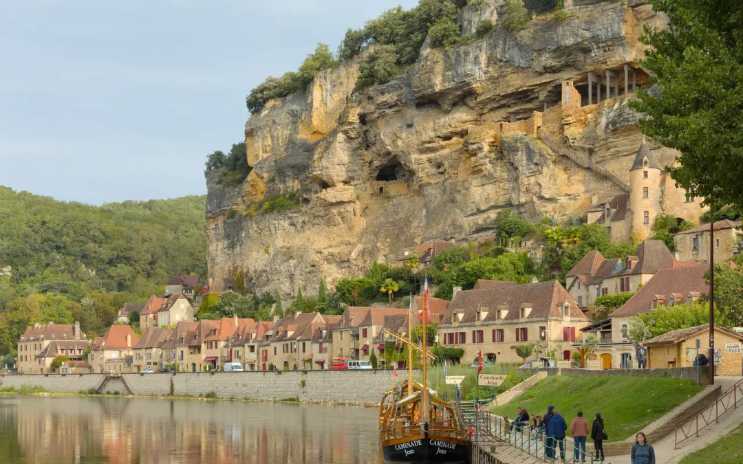 Village de La Roque-Gageac au bord de la rivière Dordogne, Périgord noir