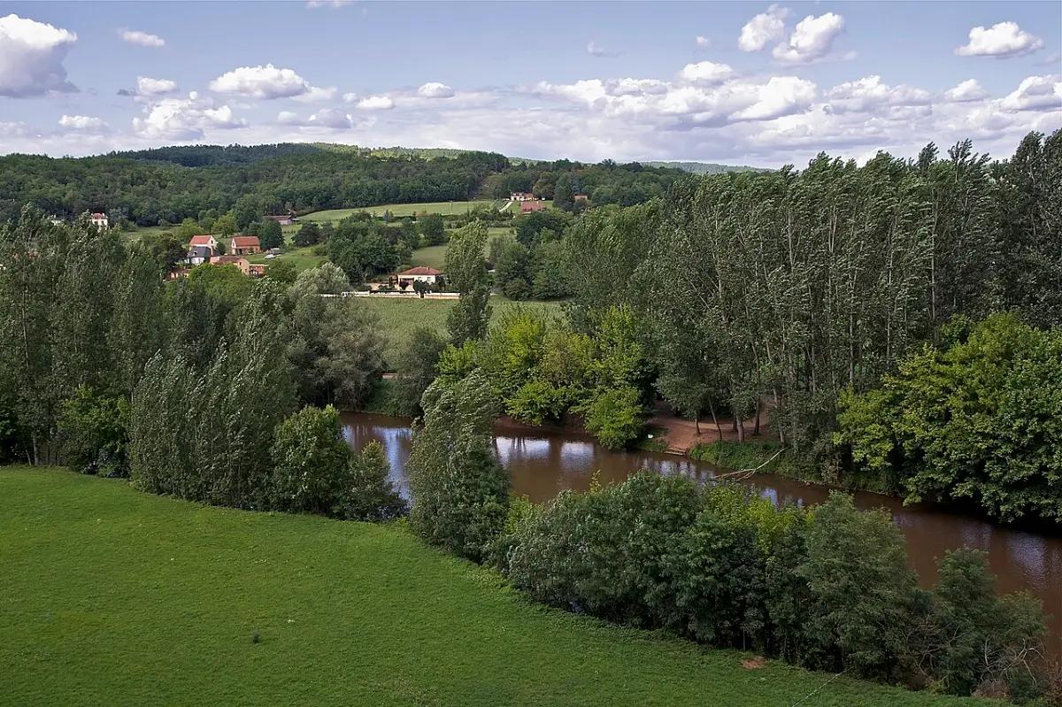 Falaise troglodytique de La Roque Saint-Christophe au-dessus de la Vézère