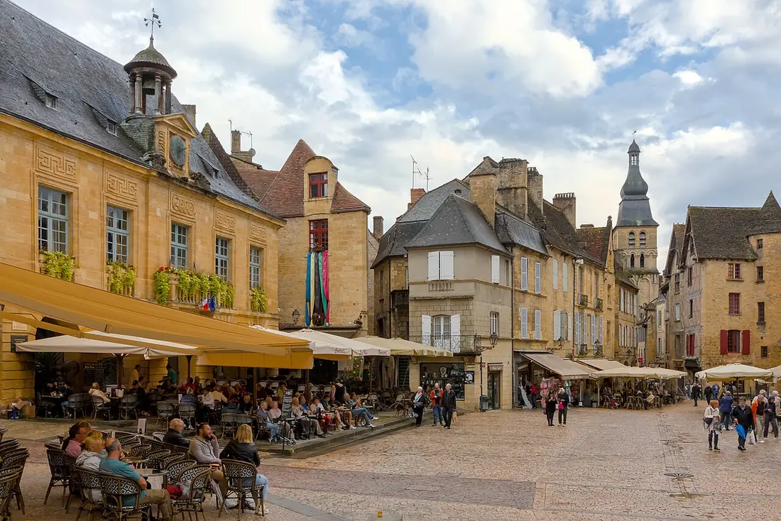 Place de la Liberté à Sarlat un jour de marché, Périgord