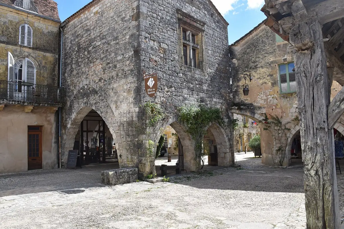 Place des Cornières et ses arcades dans la bastide de Monpazier, Dordogne