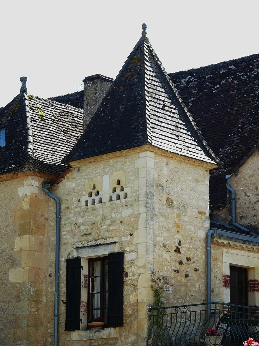 Pigeonnier périgourdin en pierre à Veyrines-de-Domme