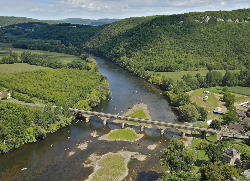 La rivière Dordogne au pied du château de Castelnaud