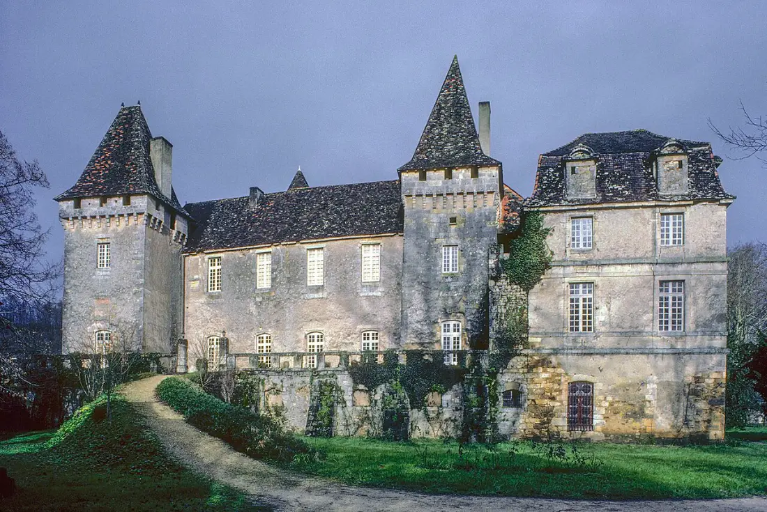Château de La Marthonie au cœur du village de Saint-Jean-de-Côle, Dordogne
