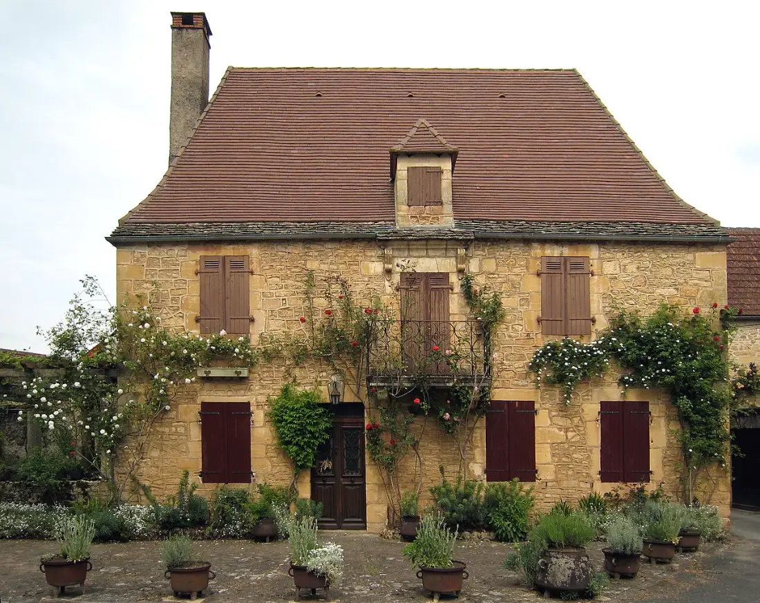Village de Saint-Léon-sur-Vézère au bord de la rivière, Dordogne