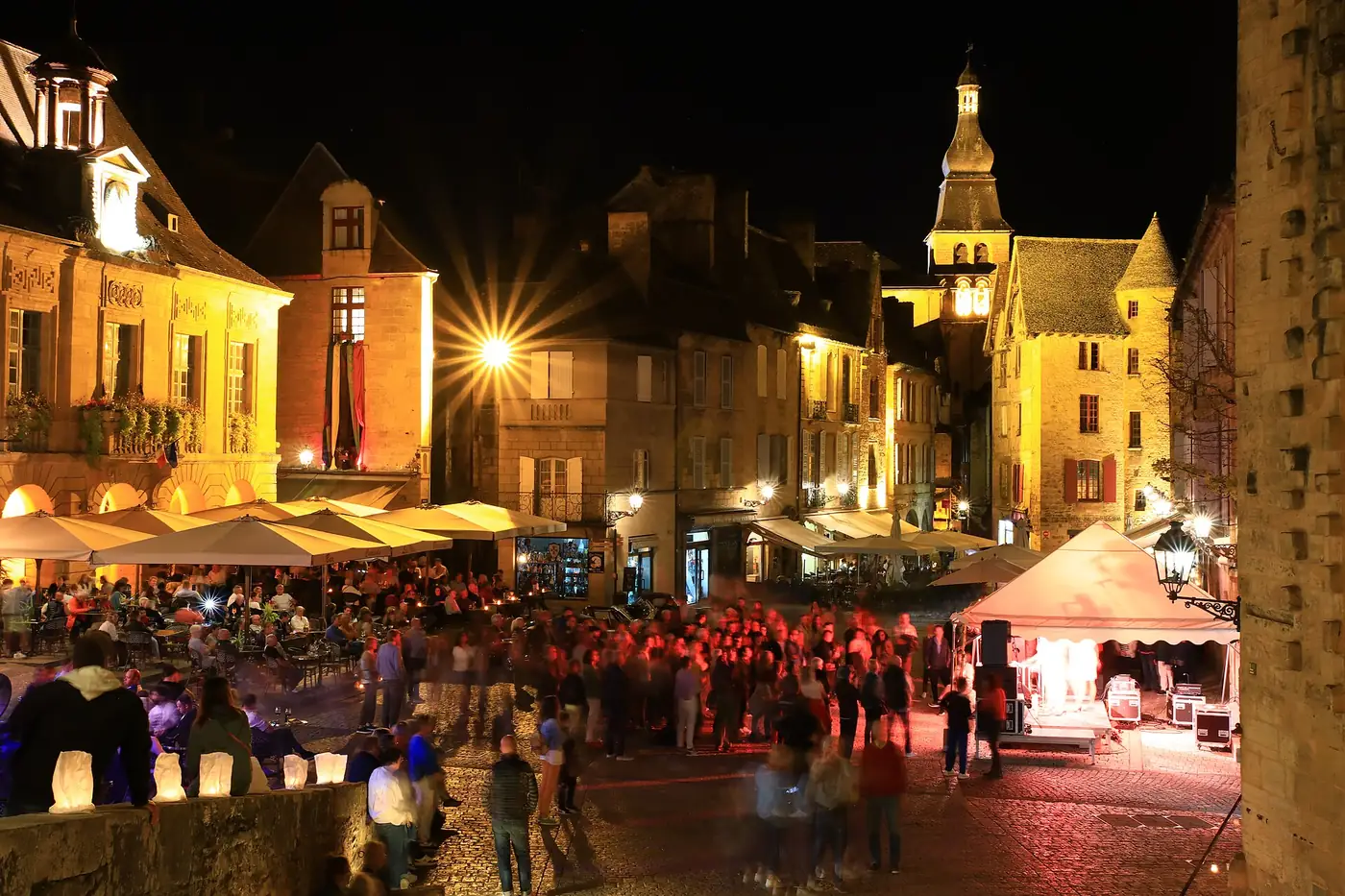 Place de la Liberté illuminée le soir à Sarlat-la-Canéda, Dordogne