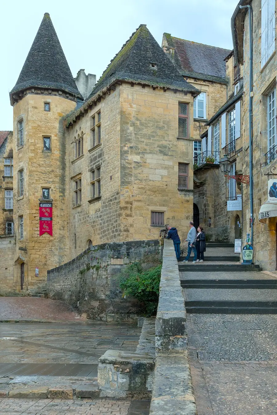 Manoir de Gisson et ses tours dans la vieille ville de Sarlat-la-Canéda