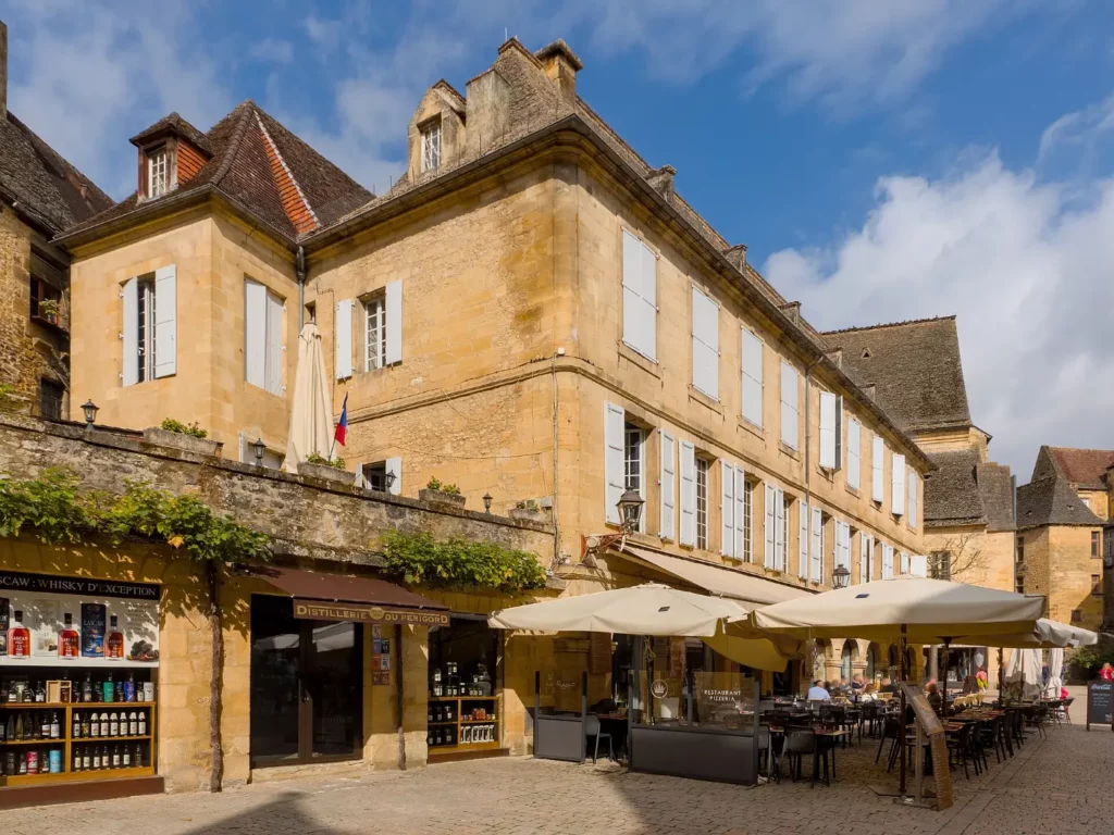 Terrasses et façades de la place de la Liberté à Sarlat-la-Canéda