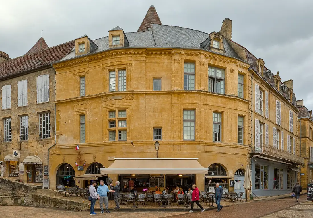 Rue Fénelon et clocher de la cathédrale dans la vieille ville de Sarlat-la-Canéda