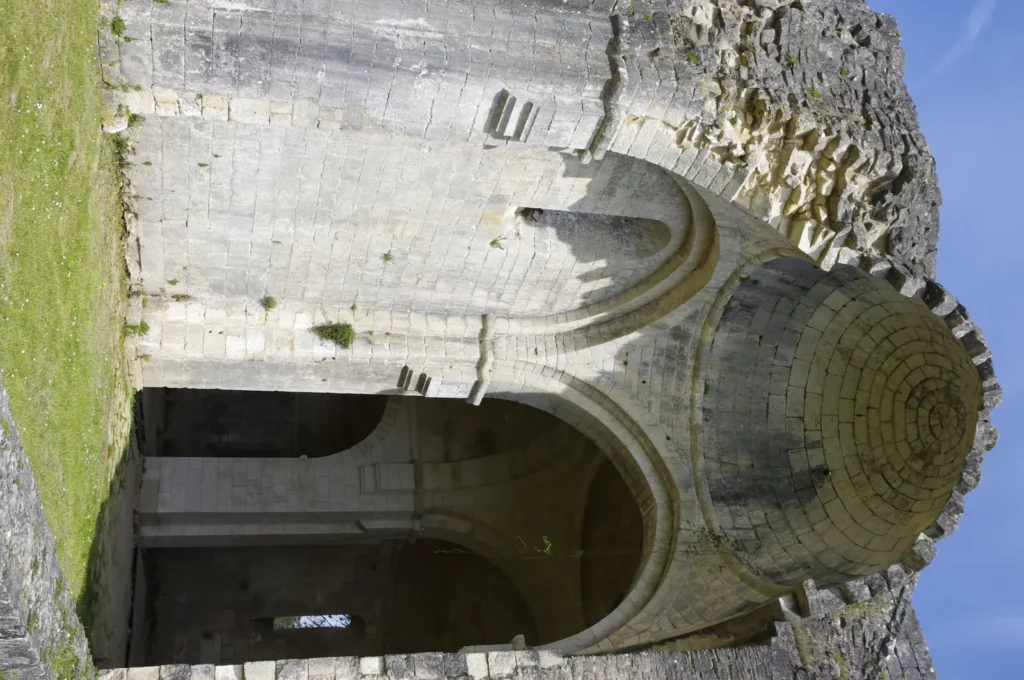 Abbaye de Boschaud — la coupole ruinée de l'abbatiale ouverte sur le ciel