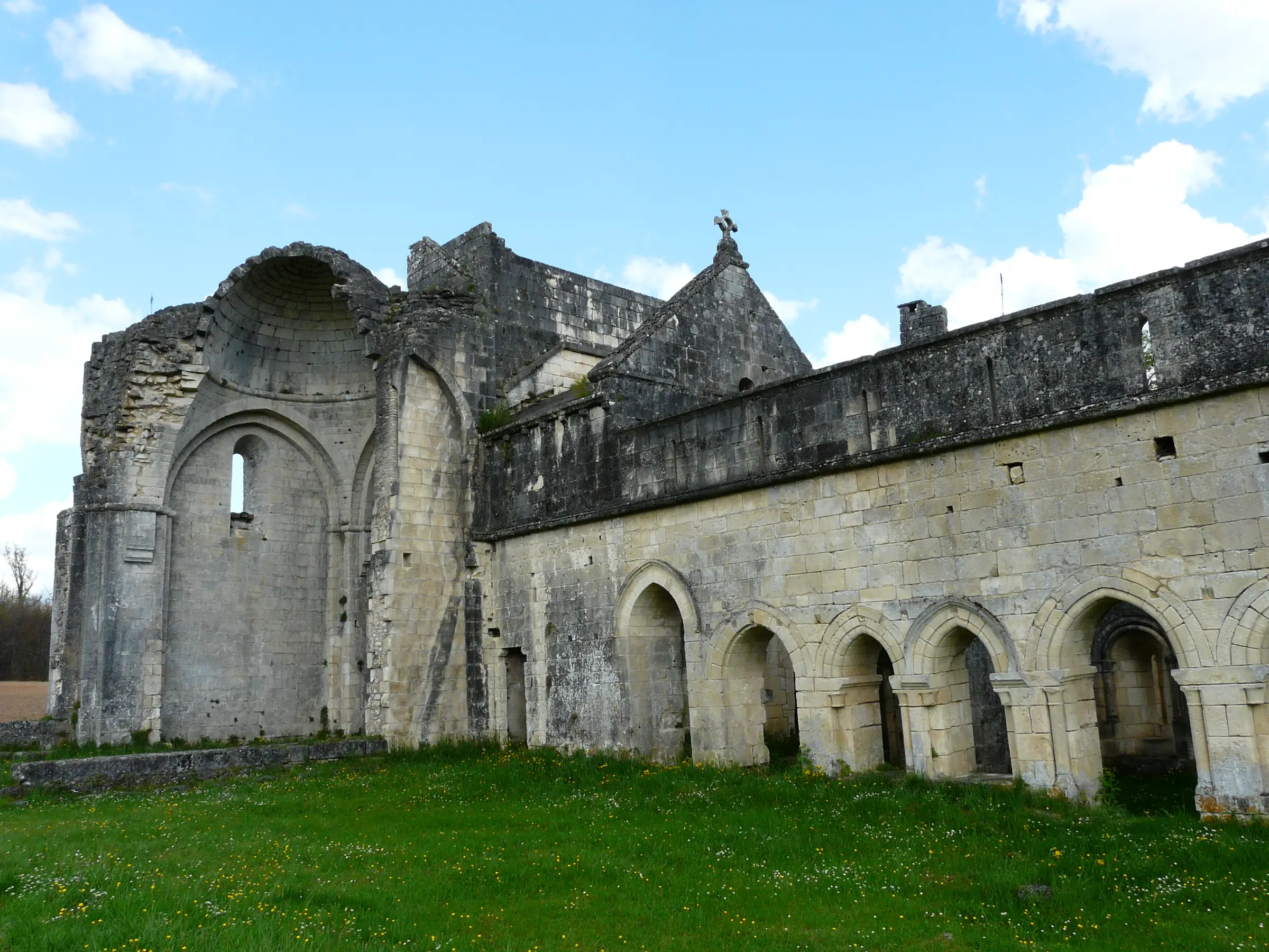 Abbaye de Boschaud — les ruines cisterciennes de Boschaud et leurs arcades