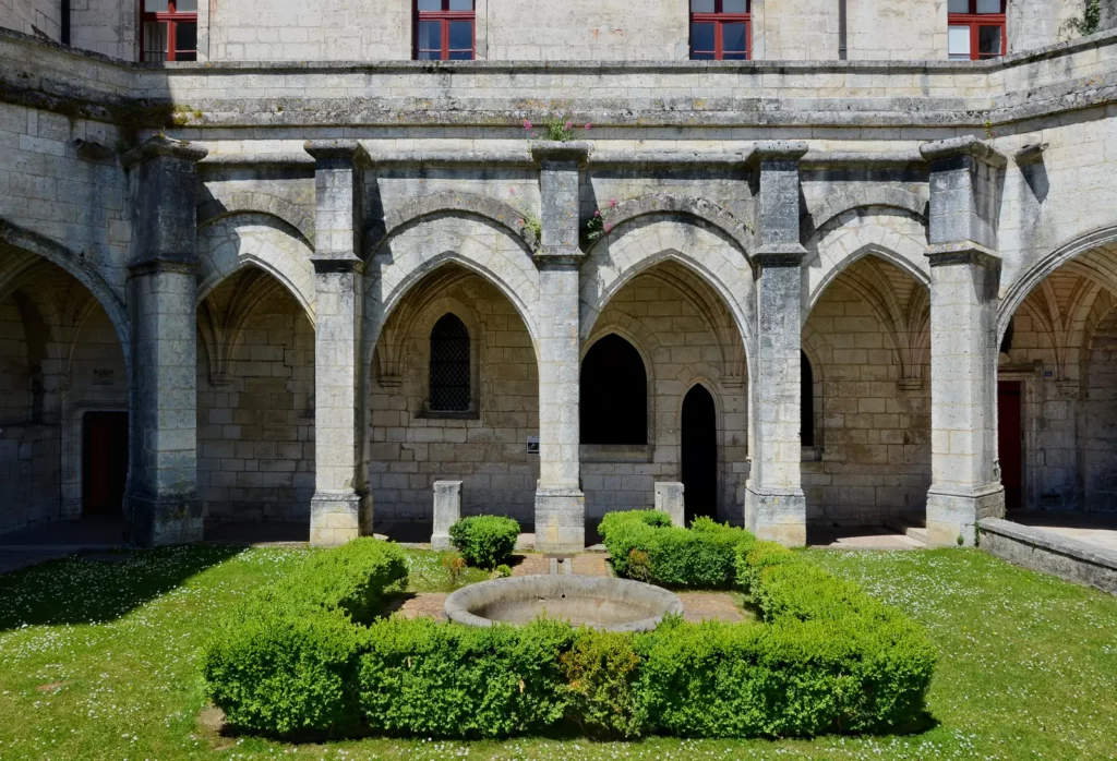 Abbaye de Brantôme et ses grottes — Vestiges de la galerie du cloître et jardin de buis.