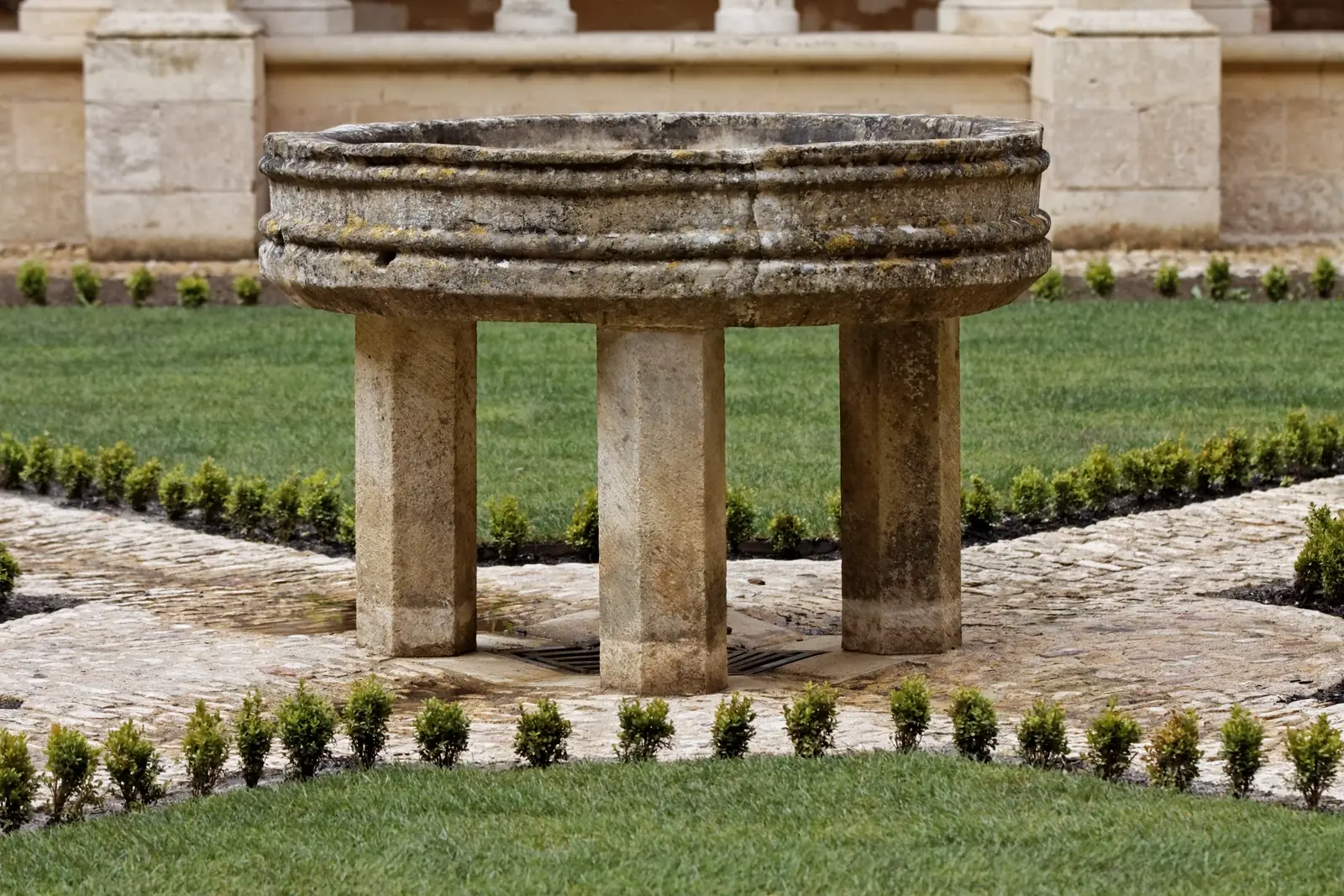 Abbaye et cloître de Cadouin — le puits au centre du jardin du cloître
