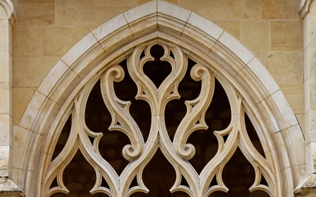 Abbaye et cloître de Cadouin — le remplage flamboyant d'une arcade du cloître de Cadouin