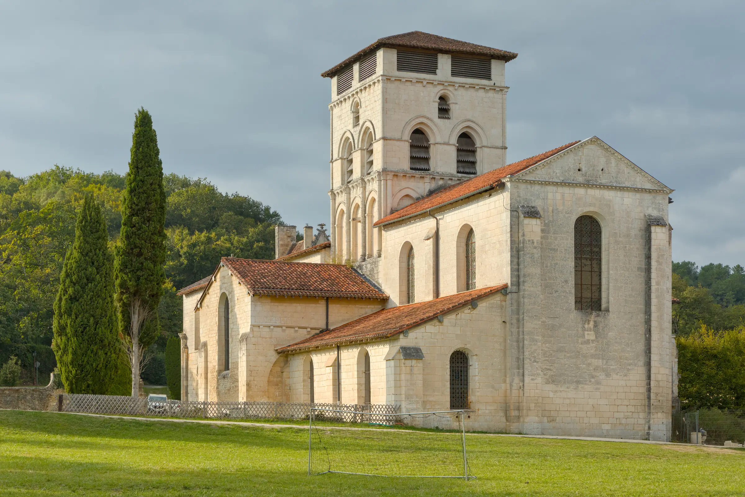 Abbaye de Chancelade — l'église abbatiale romane de Chancelade et son clocher