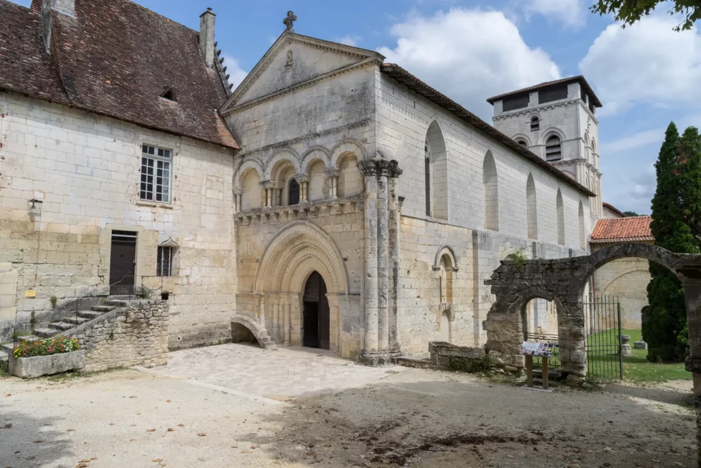 Abbaye de Chancelade — la cour de l'abbaye et le portail roman de l'église