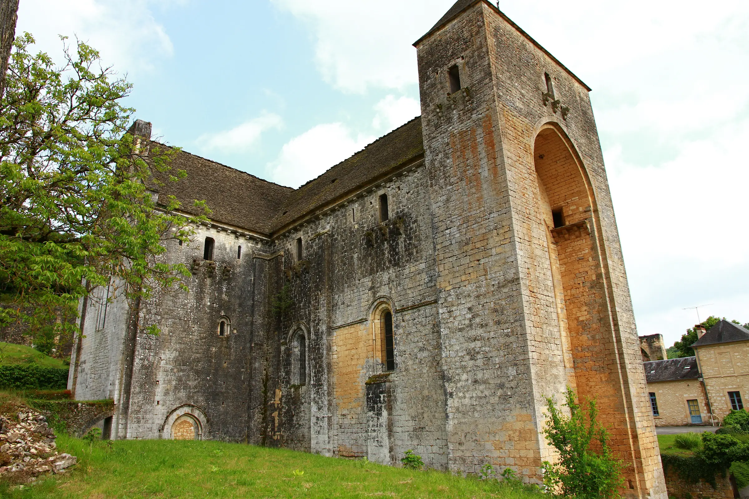 Abbaye de Saint-Amand-de-Coly — l'abbatiale fortifiée et son clocher-donjon vus de flanc