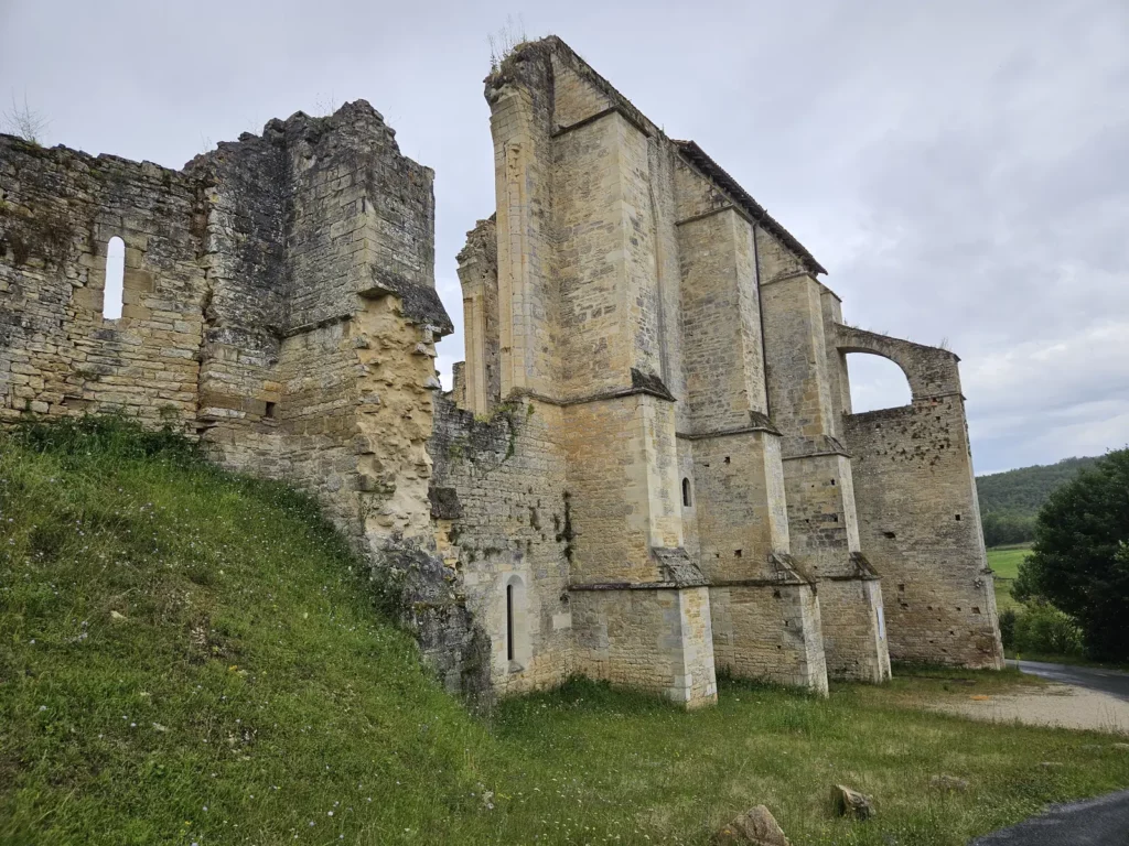 Ruines de l’Abbaye-Nouvelle à Léobard, arrivée de la véloroute du Céou