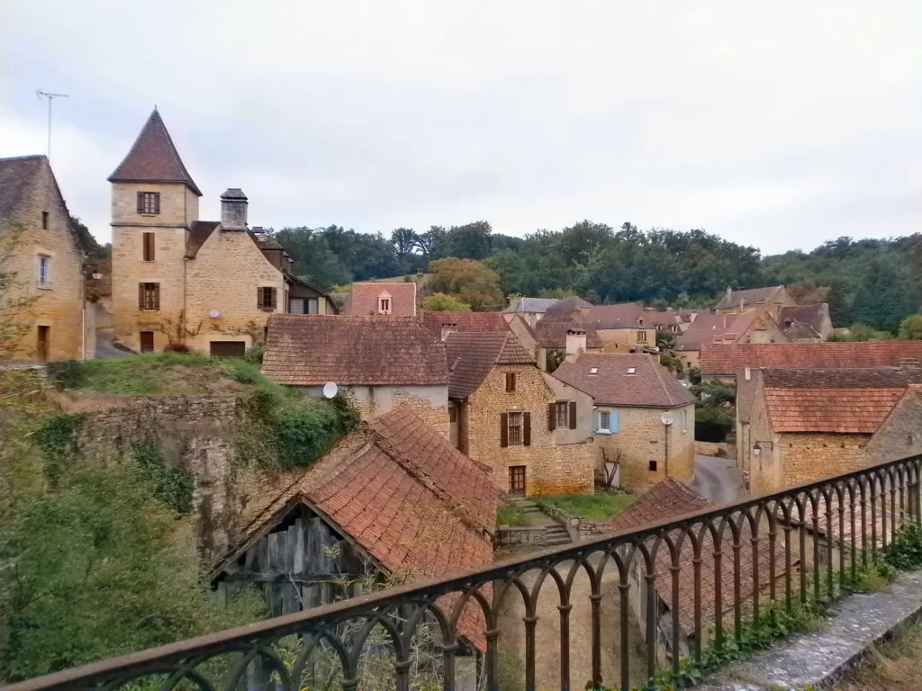 Vue sur le hameau d’Aillac depuis le viaduc de la voie verte Sarlat – Cazoulès