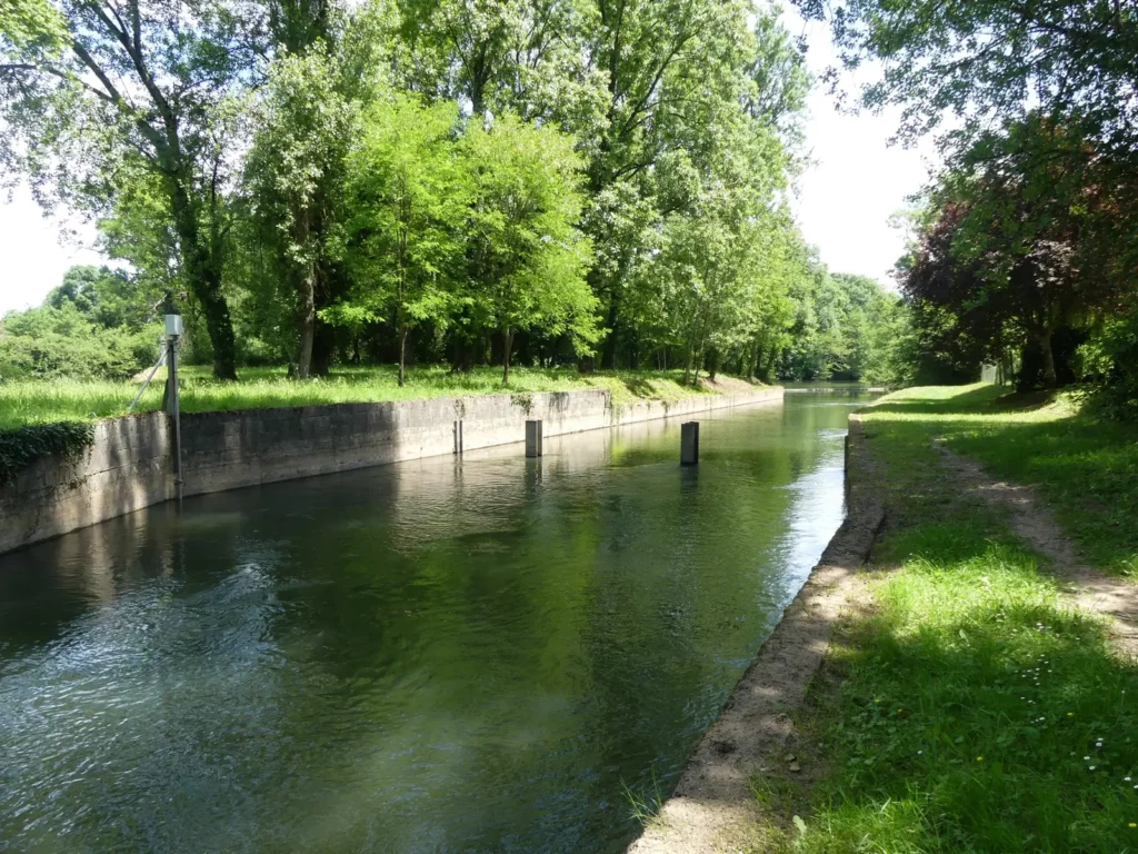 Ancienne écluse n° 25 sur l’Isle à Neuvic, le long de la voie verte