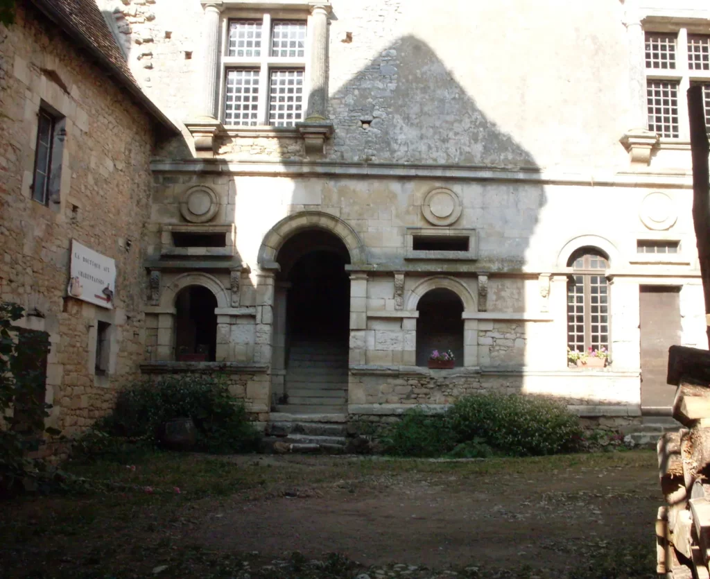 Atelier-musée des tisserands et de la charentaise — la cour du château Renaissance de Varaignes, siège de l'atelier-musé