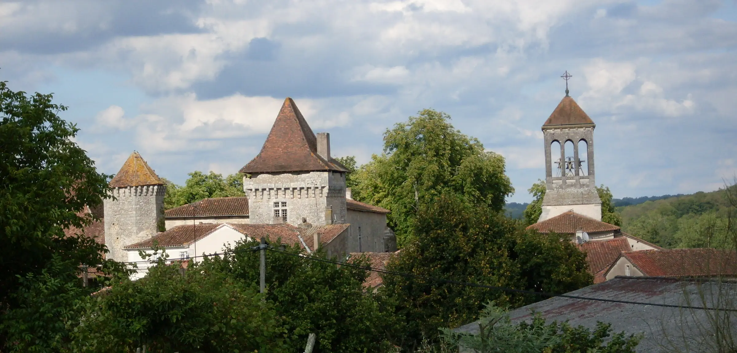 Atelier-musée des tisserands et de la charentaise — le château de Varaignes, qui abrite l'atelier-musée des tisserands,