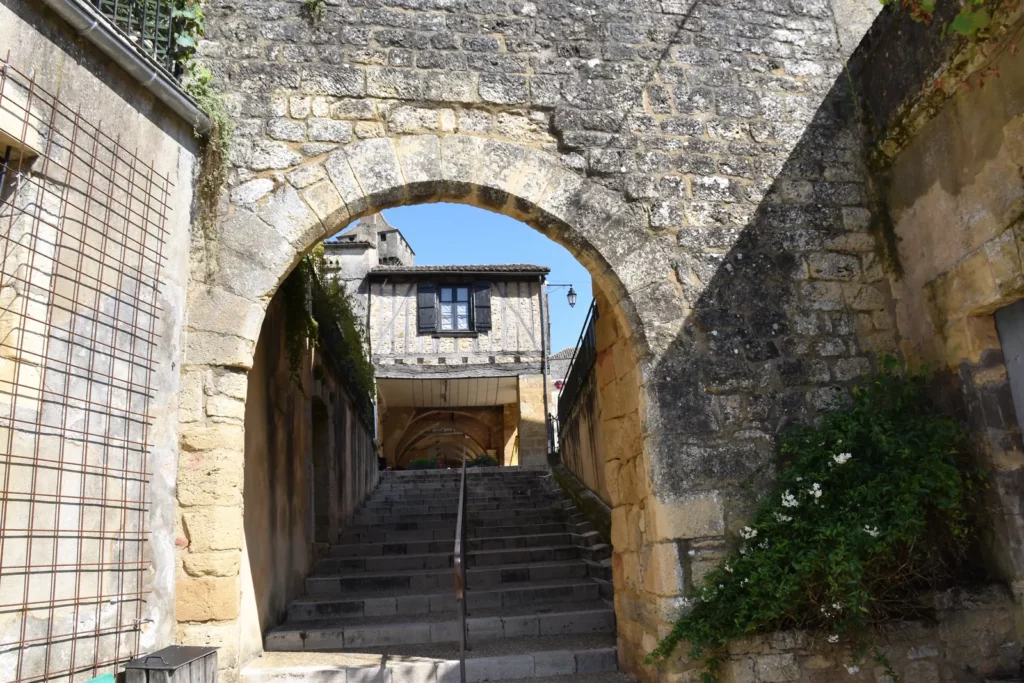Beaumont-du-Périgord — la porte de Luzier, vestige de l'enceinte médiévale
