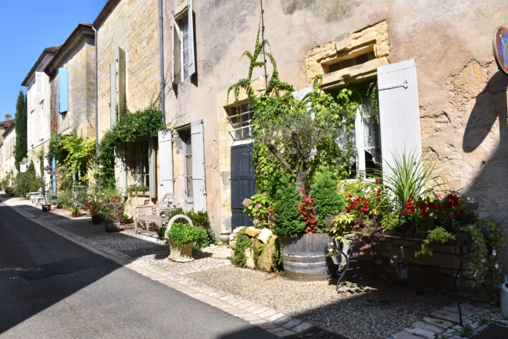Beaumont-du-Périgord — une rue fleurie de la bastide de Beaumont