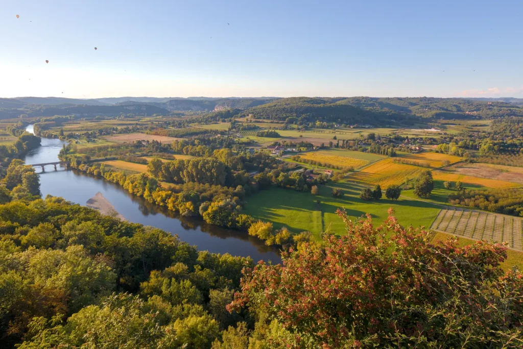 Belvédère de la Barre à Domme — méandre de la Dordogne et mosaïque de champs vus de la Barre