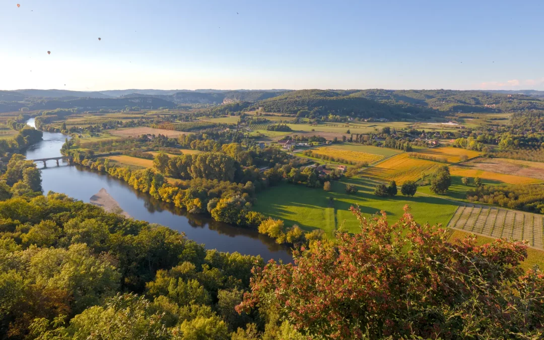 Belvédère de la Barre à Domme — méandre de la Dordogne et mosaïque de champs vus de la Barre