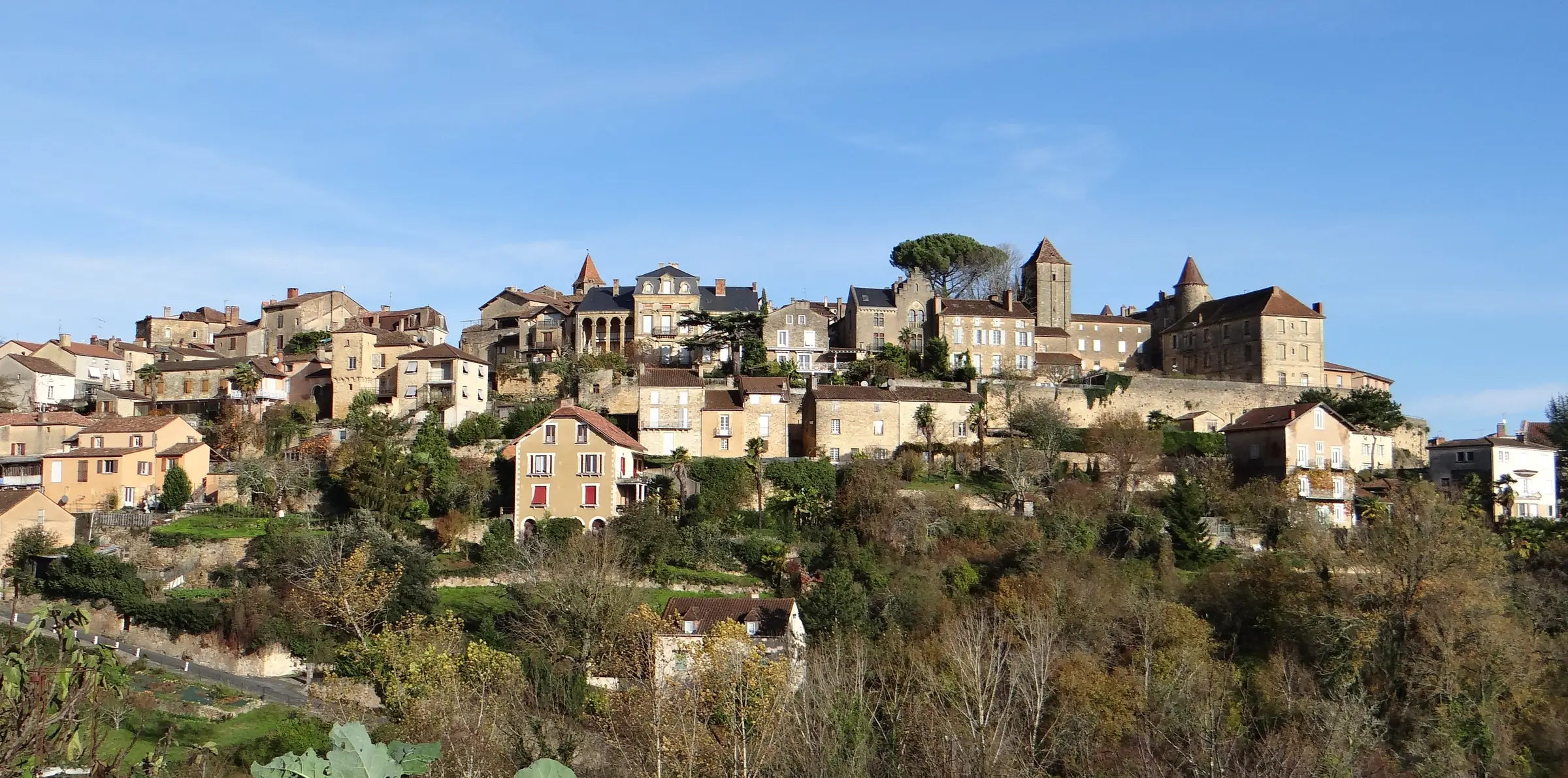 Belvès — Belvès sur son éperon, vue générale côté sud