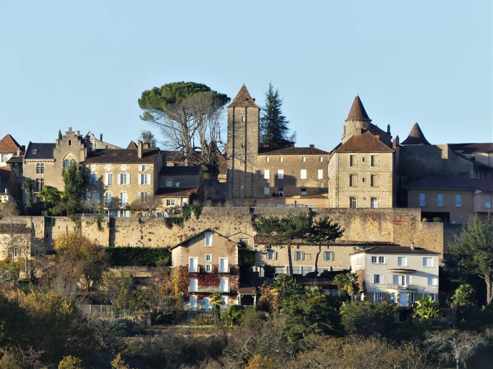 Belvès — clochers et tours du bourg au-dessus des remparts