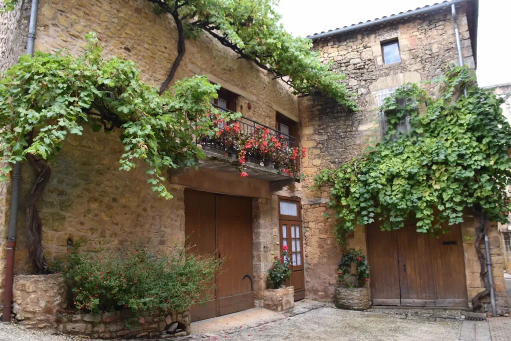 Belvès — cour fleurie à l'intérieur du castrum