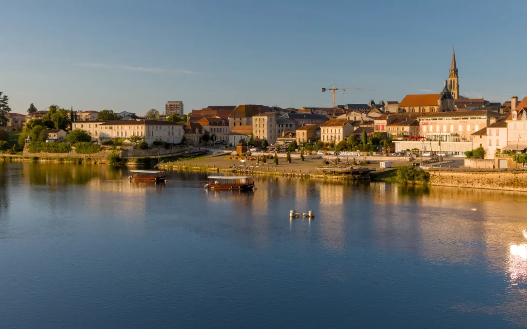 Bergerac — La vieille ville et le clocher de Notre-Dame au-dessus de la Dordogne, en lumière de fin d'après-midi.