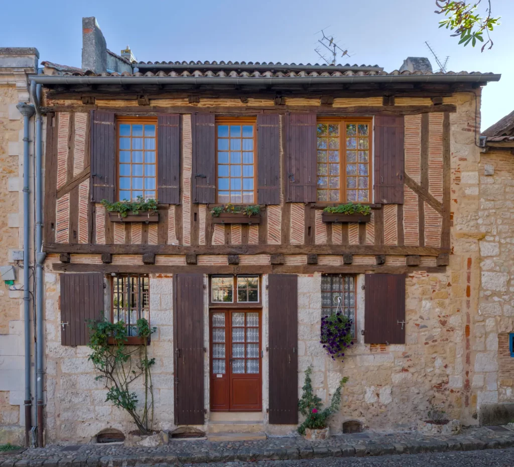 Bergerac — Maison à pans de bois et volets rouges de la vieille ville.