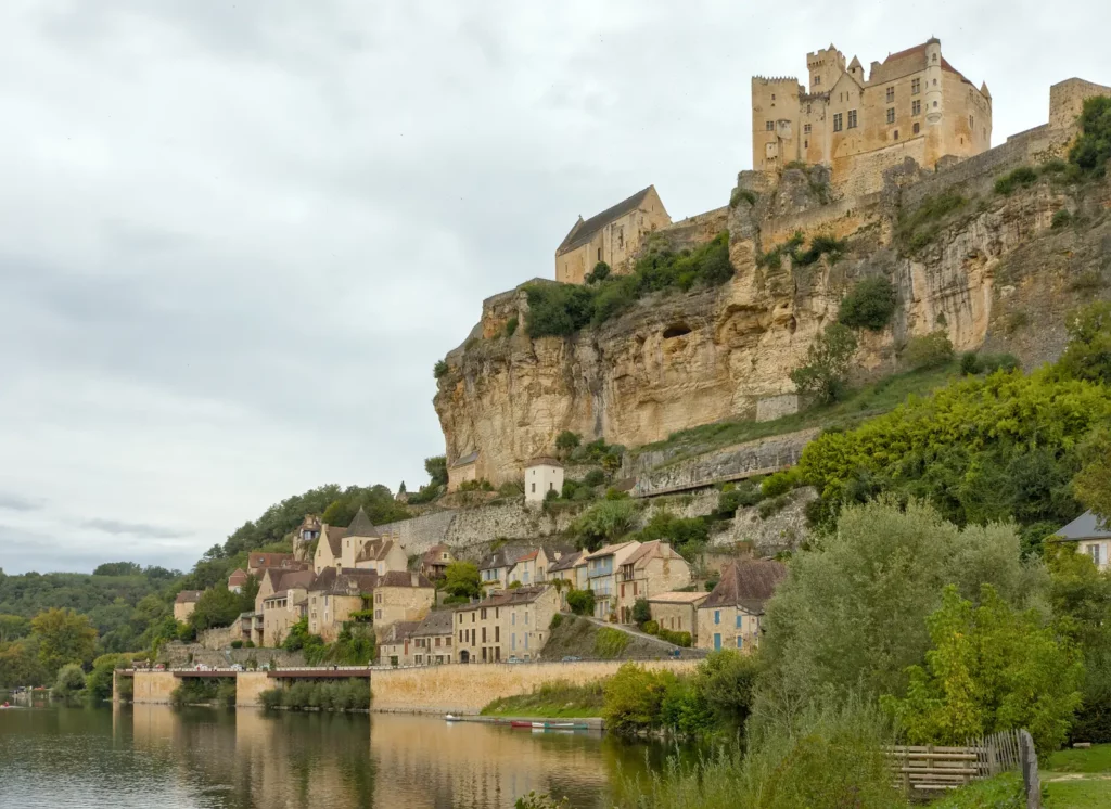 Beynac-et-Cazenac — Le village au pied de la falaise, vu du sud au bord de la Dordogne, le château au sommet.