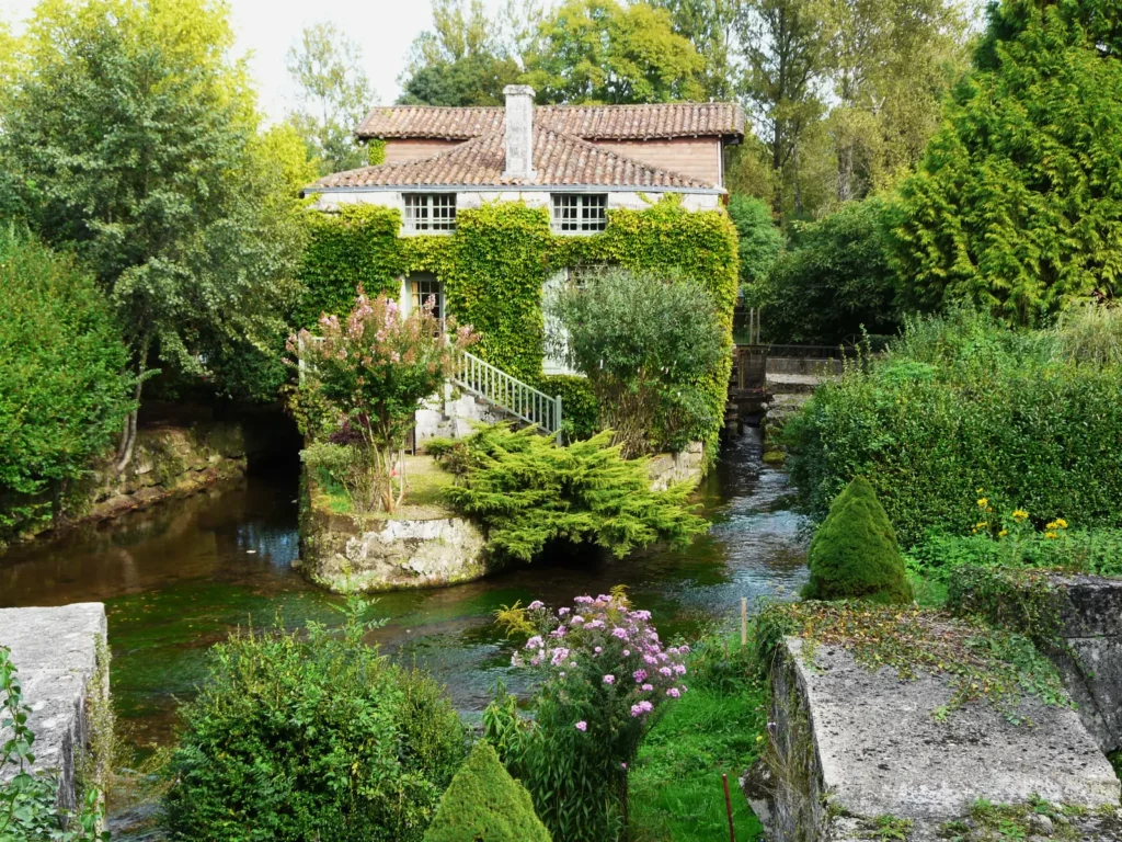 Bourdeilles — ancien moulin dans la verdure au fil de la Dronne