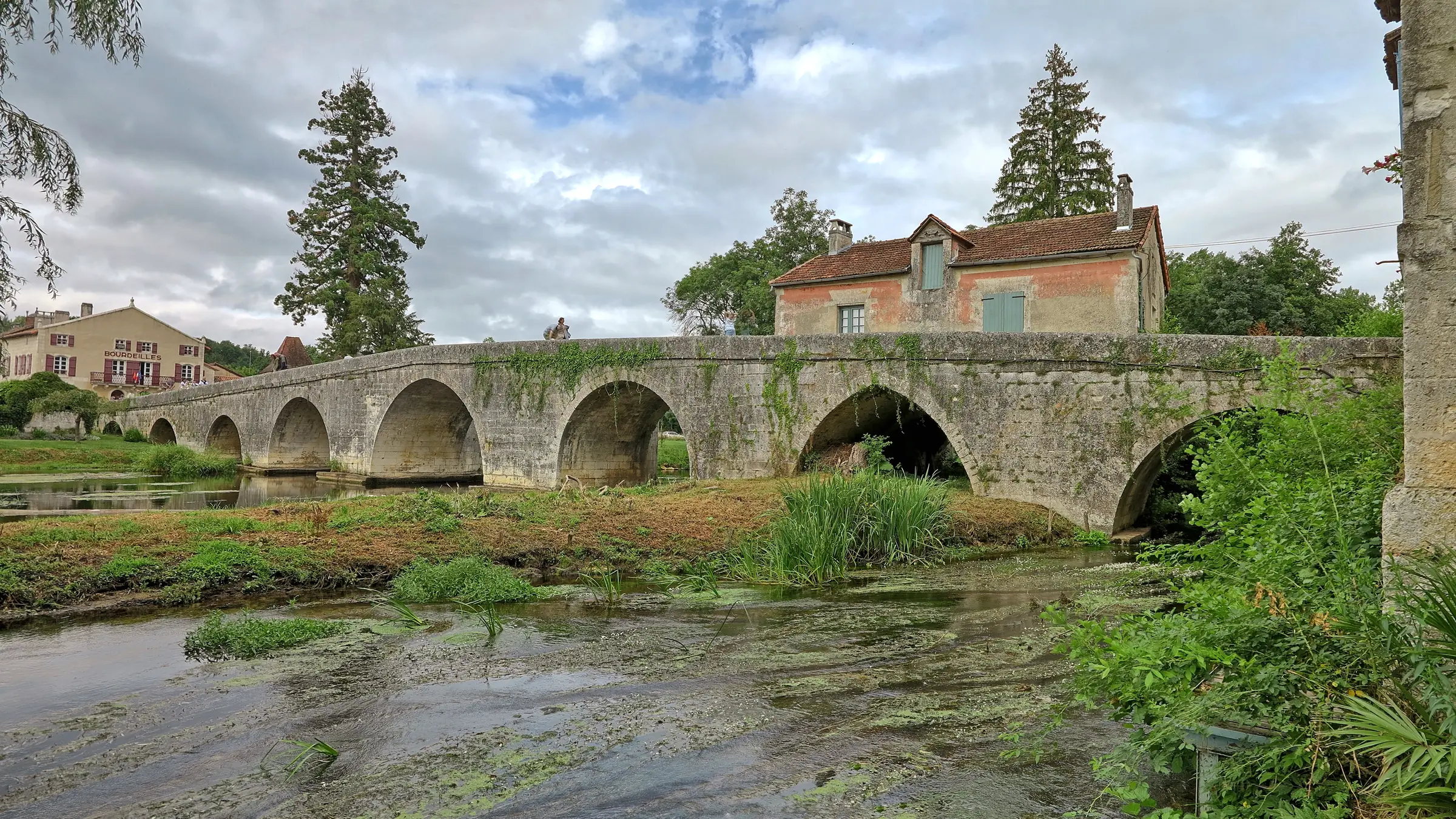 Bourdeilles — le vieux pont gothique sur la Dronne