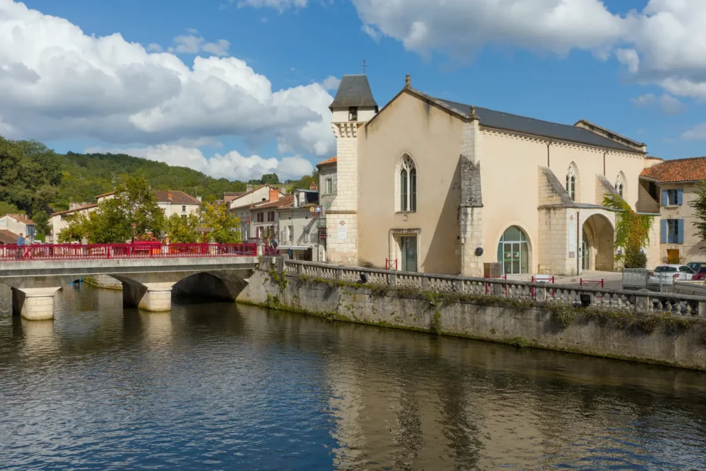 Brantôme — L'ancienne église Notre-Dame et le pont de l'Abbaye se reflétant dans la Dronne.