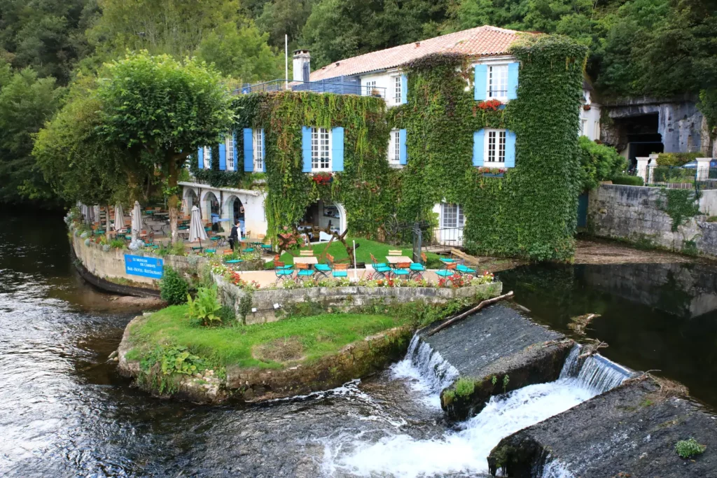 Brantôme — Le moulin de l'abbaye couvert de vigne vierge, au-dessus du barrage sur la Dronne.
