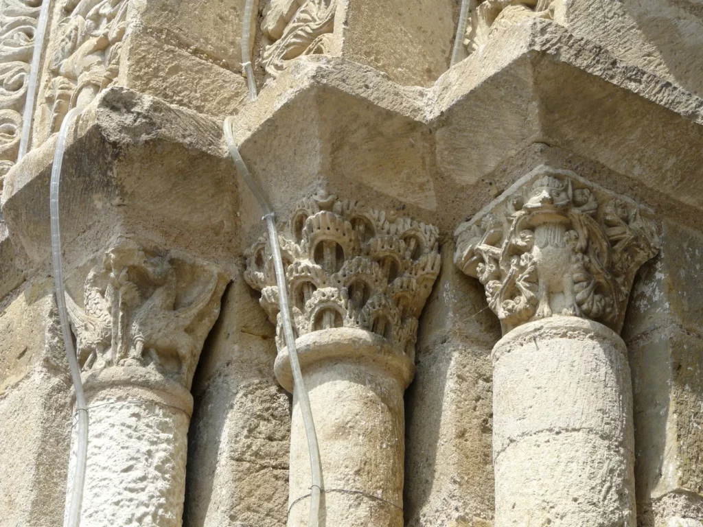 Bussière-Badil — chapiteaux sculptés du portail roman