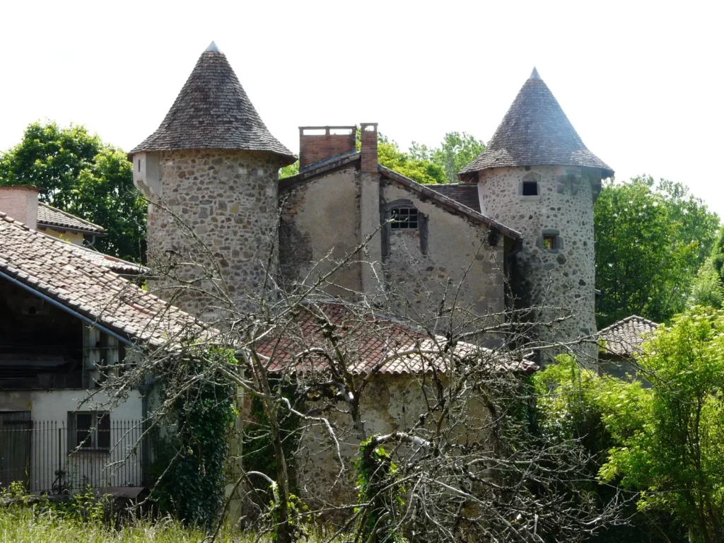 Bussière-Badil — château de Belleville, tours coiffées de poivrières