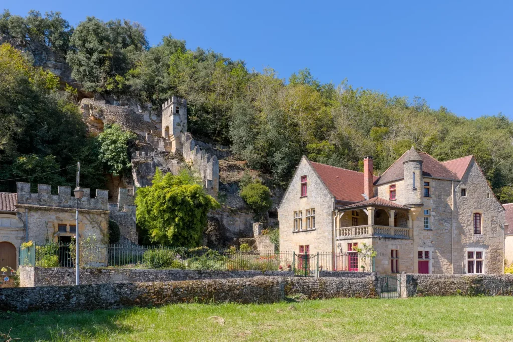 Carsac-Aillac — le château de Carsac adossé à la falaise