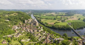 Castelnaud-la-Chapelle — le village et le château dominant la Dordogne, vue aérienne