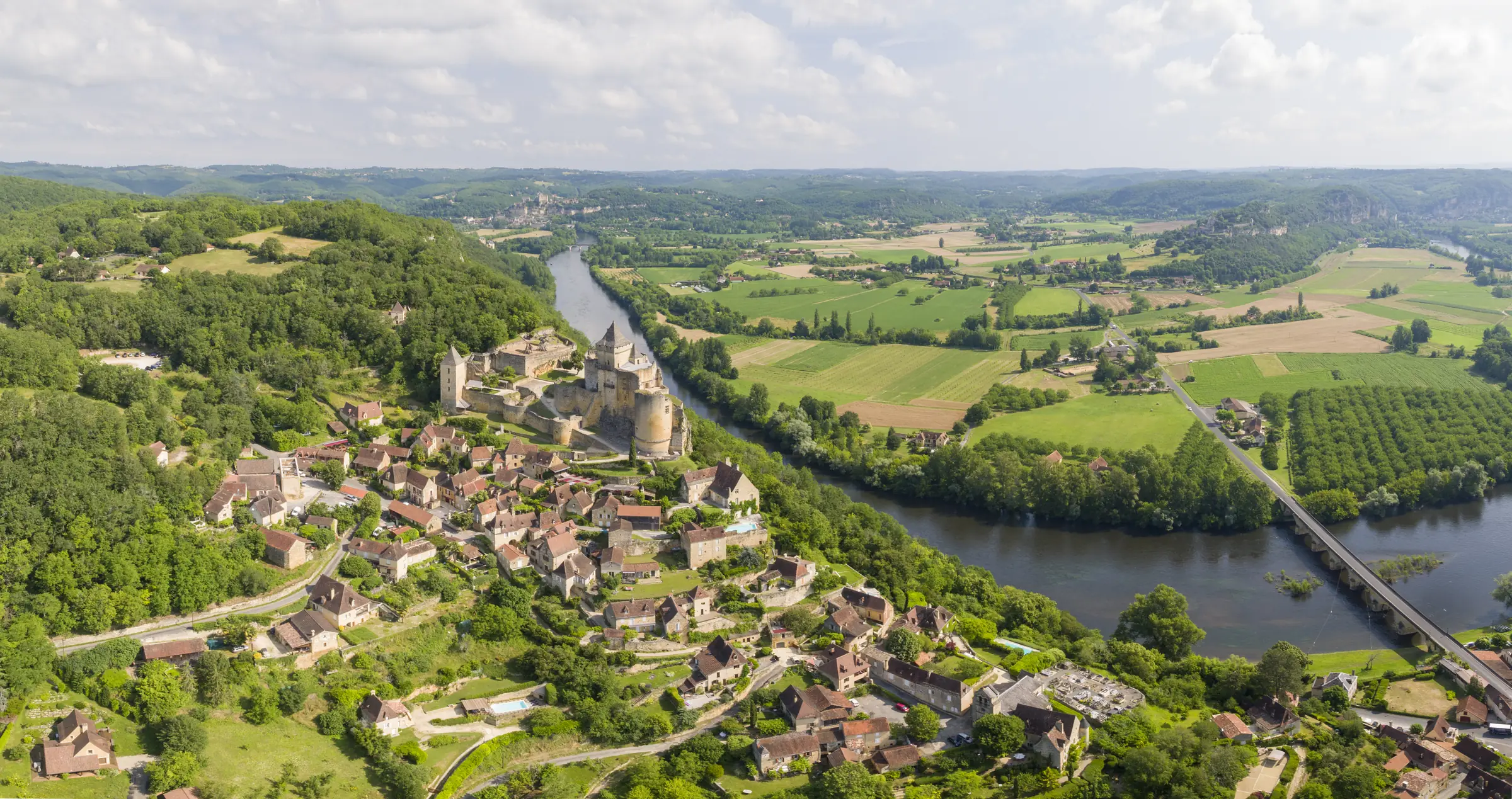 Castelnaud-la-Chapelle — le village et le château dominant la Dordogne, vue aérienne